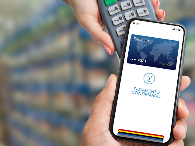 Uma pessoa fazendo pagamento com um smartphone