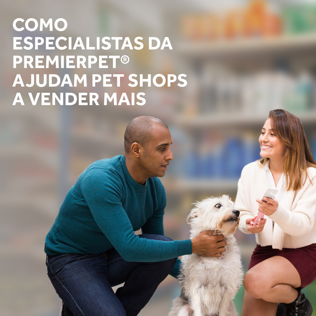 Atendente ajudando cliente no pet shop