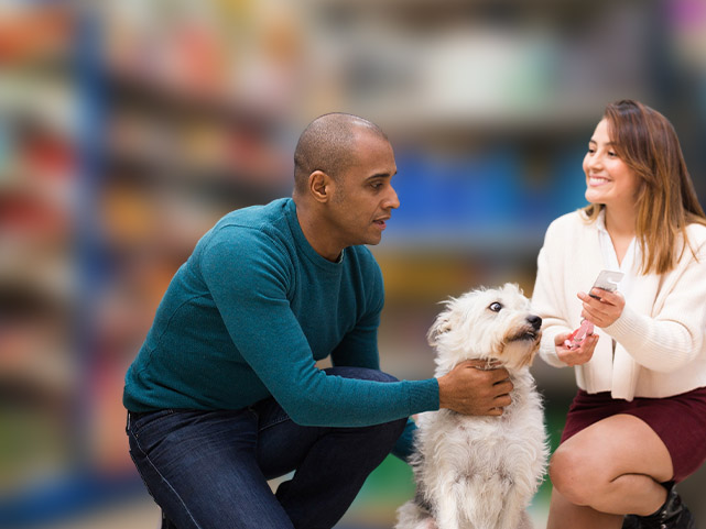 Atendente ajudando cliente no pet shop