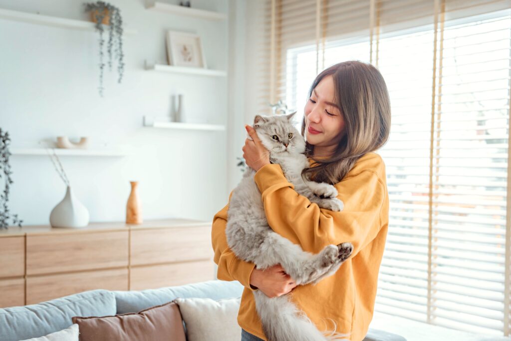 Tutora abraçando seu gato