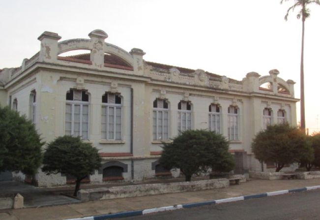 Foto da fachada da Escola Senador Carlos José Botelho