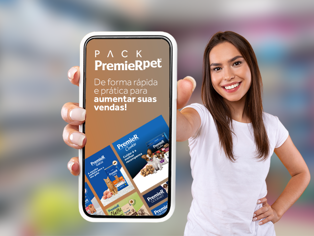 Moça mostrando celular com a tela do Pack PremieRpet