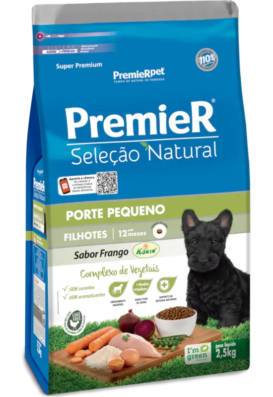 Embalagem azul da ração PremieR Seleção Natural, com faixas verdes claras no meio. Com destaque no canto inferior direito para um cachorro filhote, de porte pequeno e pelagem preta. Temos também as frases "porte pequeno", "2.5 kilos", “filhotes” e "sabor frango", que definem informações técnicas do produto.