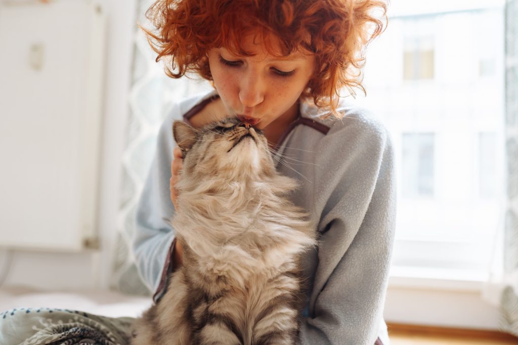 Tutora beijando gato
