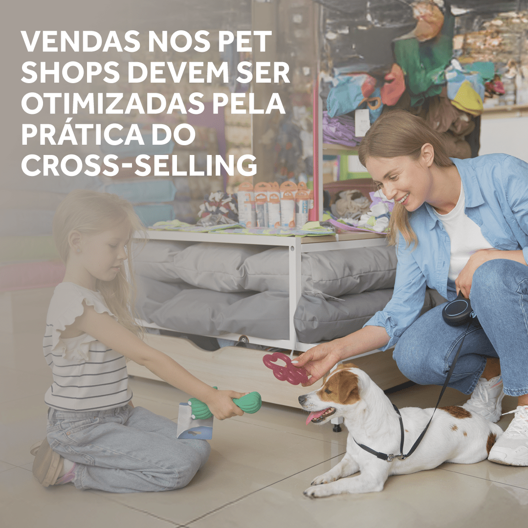 Mulher e menina oferecendo itens do pet shop ao cão