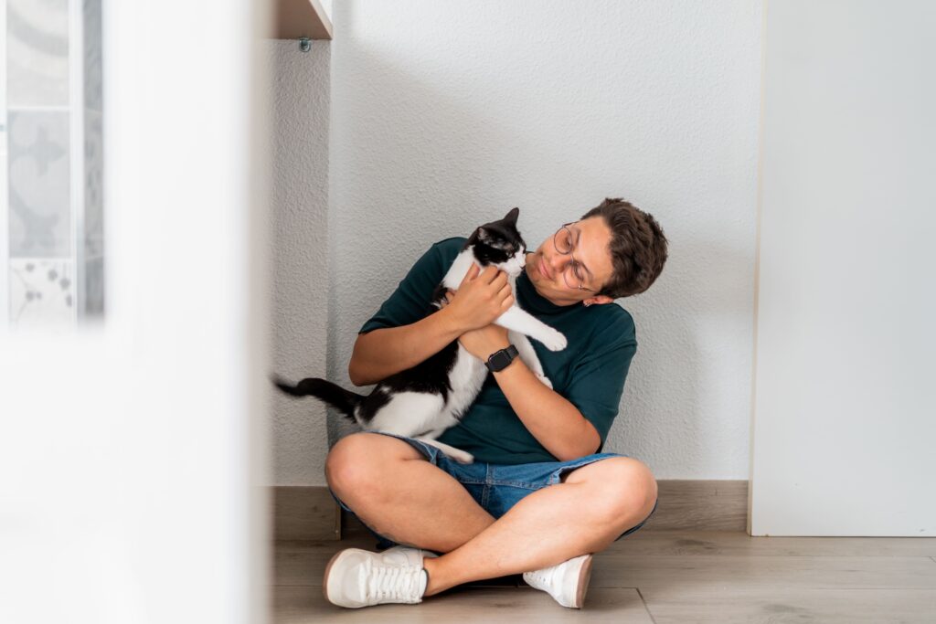 Tutor com gato no colo