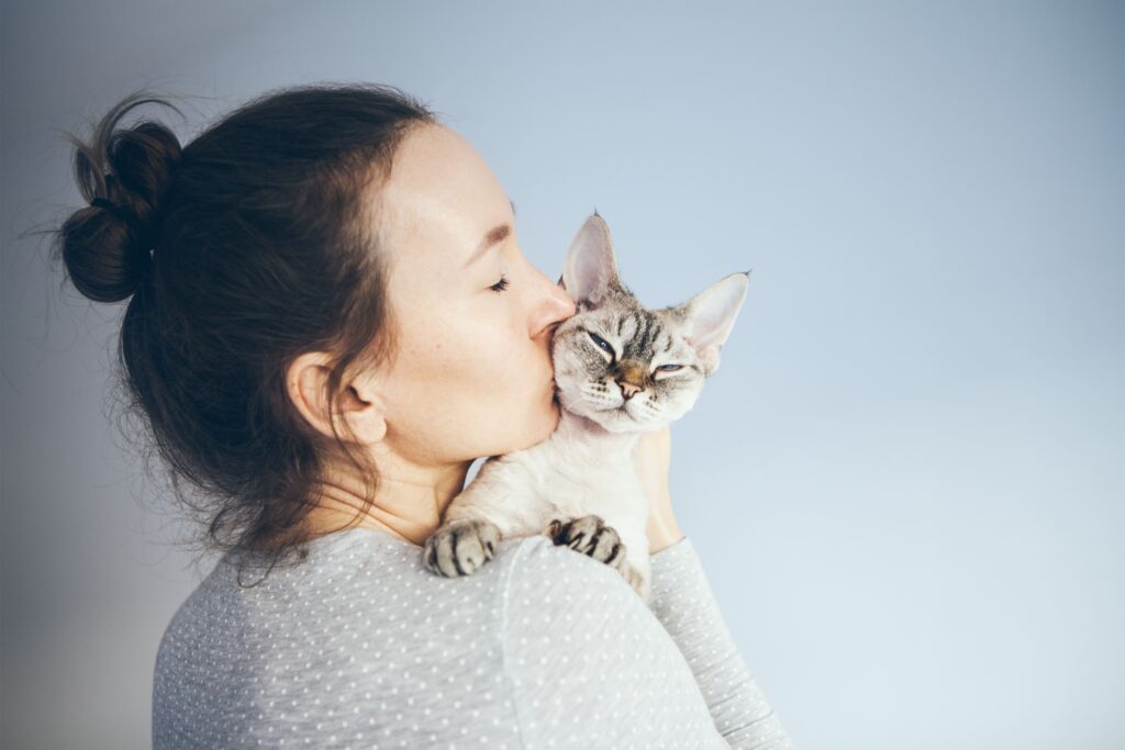 Tutora beijando gato