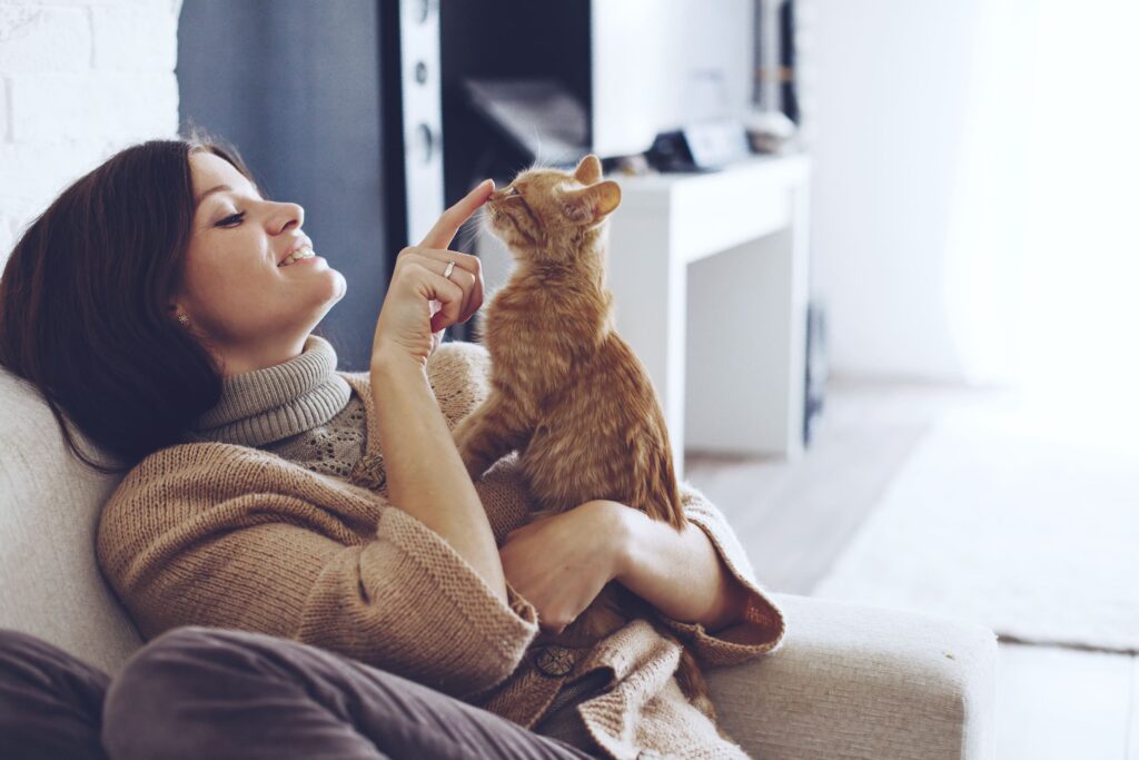 Tutora brincando com gato