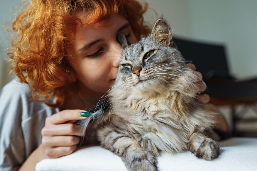 Tutora beijando seu gato